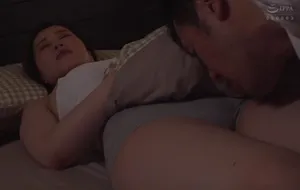 3 ngày gã chồng đi công tác, vợ yêu ở nhà nữa đêm bị bố người chồng mò vào phòng