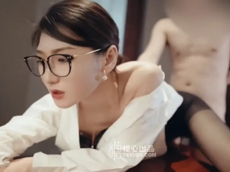 Vào phòng riêng được sếp nữ dâm đãng bú củ khoải cho