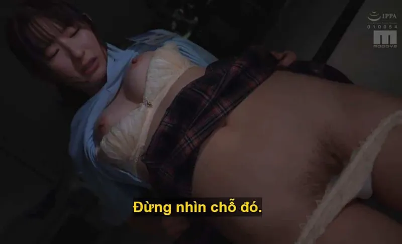 Ông chủ lập mưu "làm tình" với cô nhân viên kiêu căng lười nhác, suốt ngày chỉ chăm chăm chat chit cùng người yêu.
